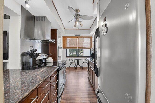 Building Photo - 3604 Bridgewood Dr