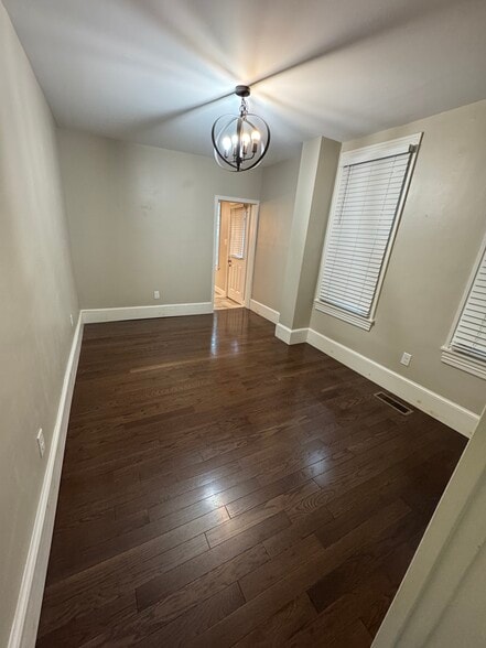 Building Photo - 554 Walnut St