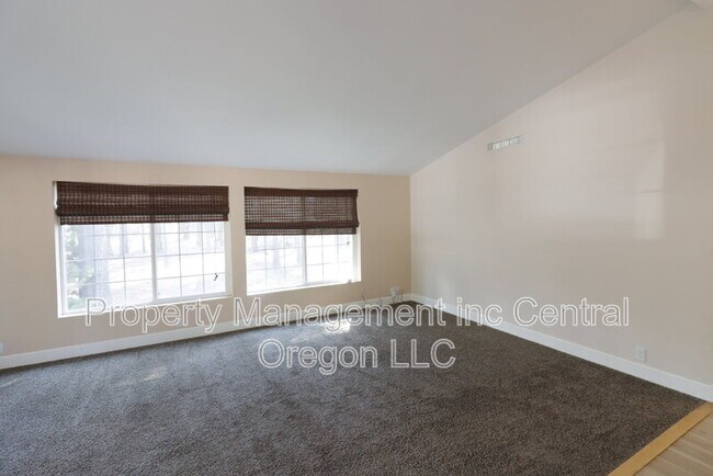 Building Photo - 15550 Rim Dr