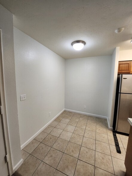 Building Photo - 1810 E Blacklidge Dr