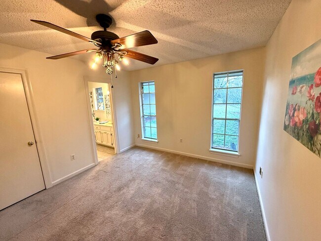 Building Photo - Spacious 3BR/2BA in Brookhollow – All Appliances Included