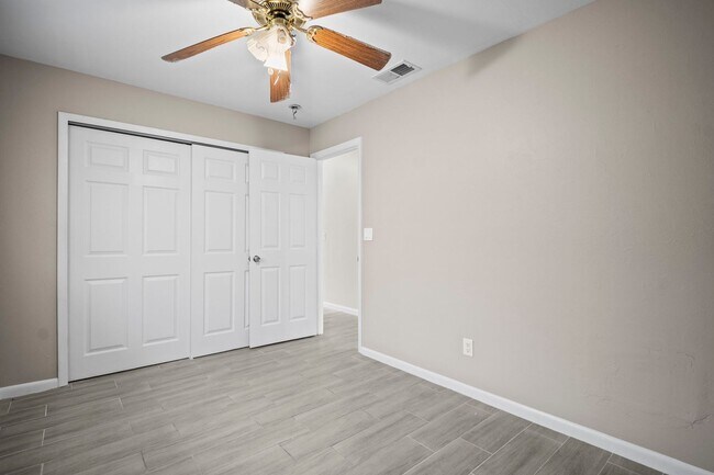 Building Photo - Stunning duplex offers two spacious bedroo...