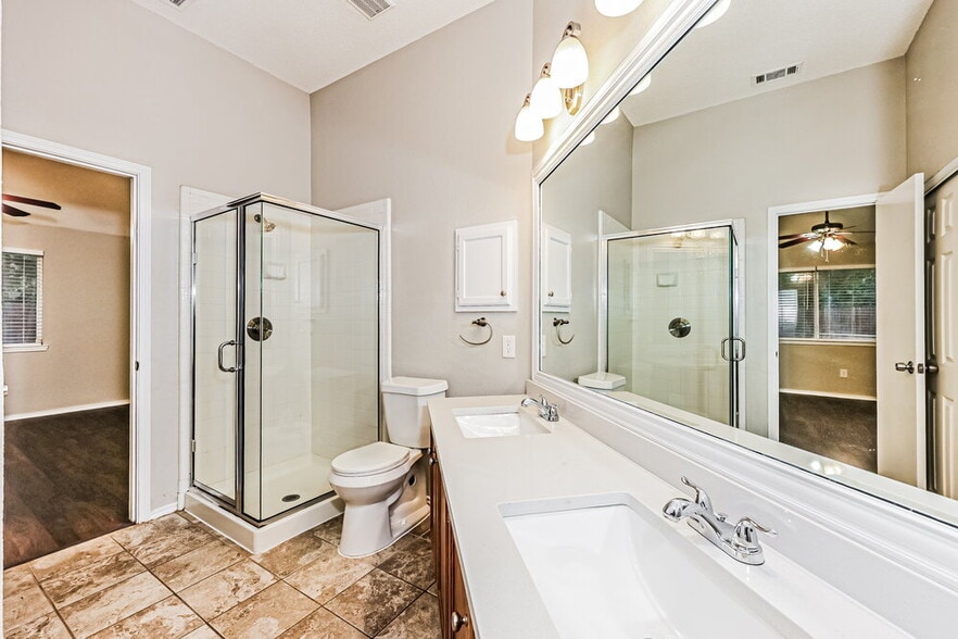 Building Photo - 208 Vines Dr