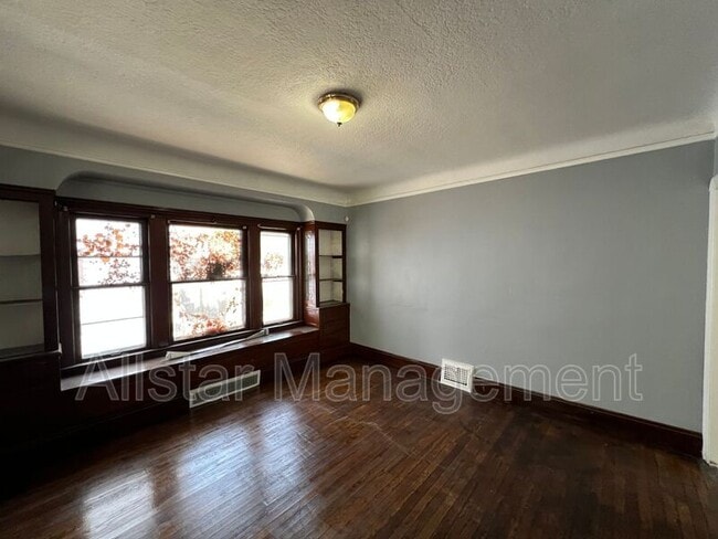 Building Photo - 3257 E 139th St