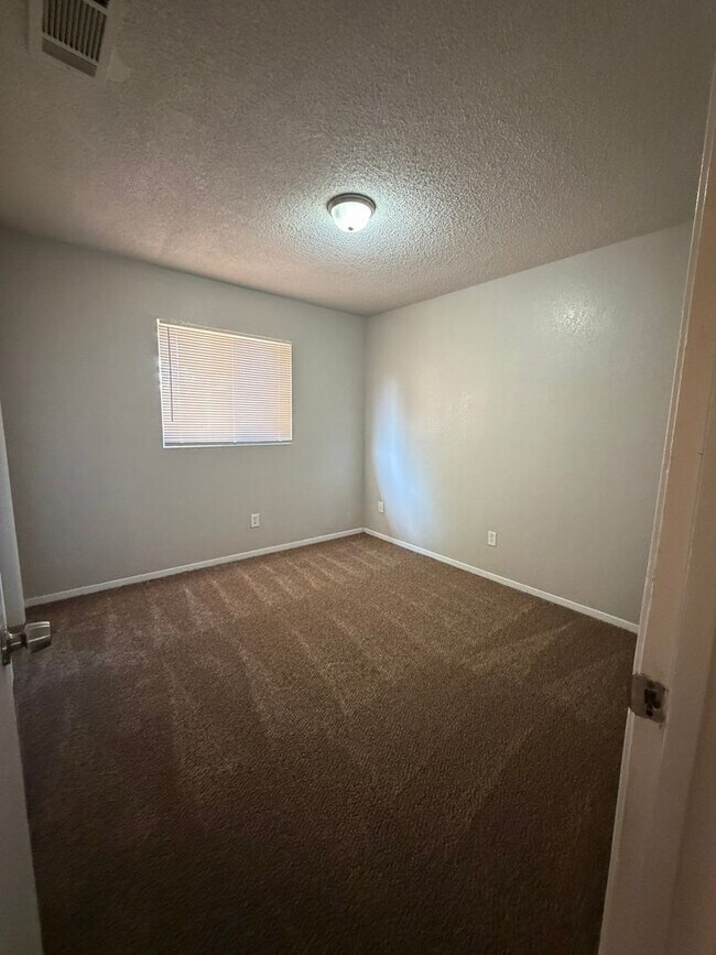Building Photo - 657 E Sonora Ave