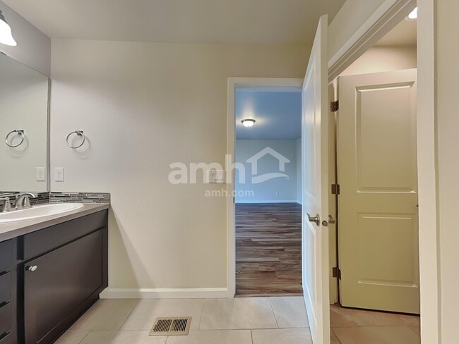 Building Photo - 2741 Link Ave