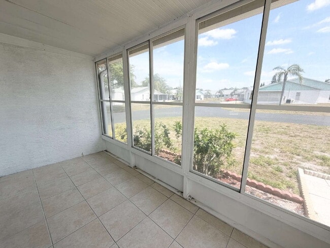 Building Photo - "Charming 2-Bed, 2-Bath Villa Retreat in New Port Richey!"