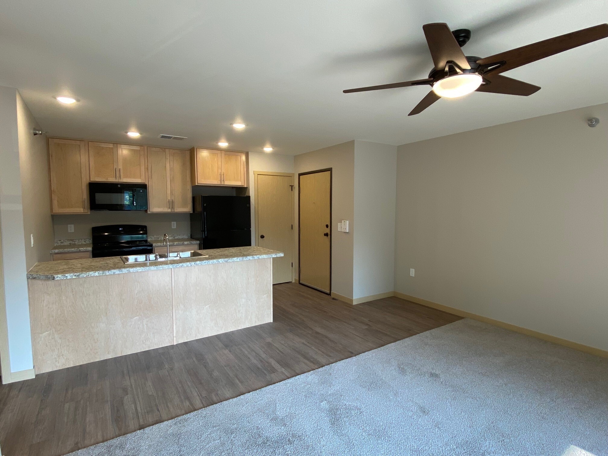 Building Photo - 604 5th Ave S