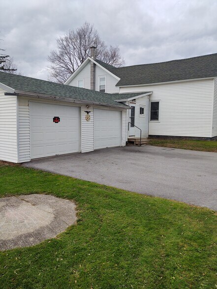 Building Photo - 330 Lake Rd