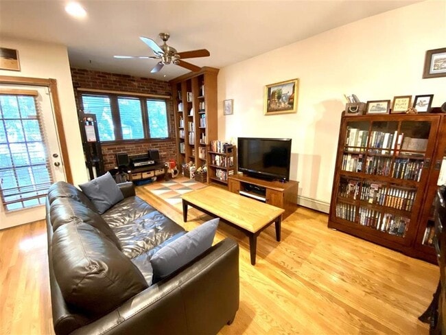 Building Photo - 556 1ST St