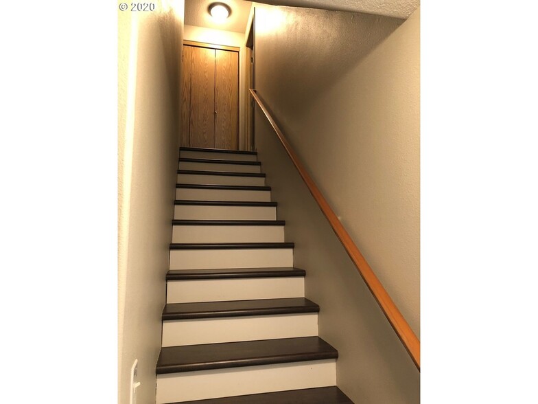 3b2b-2 Stairs - 16049 SE Caruthers St