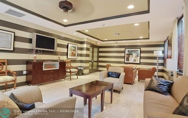 Building Photo - 520 SE 5th Ave