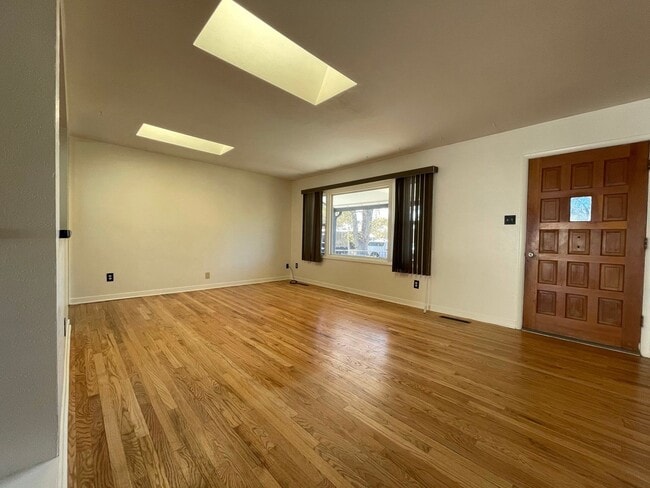 Building Photo - 3 Bed 2 Bath Home With 2000+ Square Feet With Exclusive Access to Rock Island Trail!!