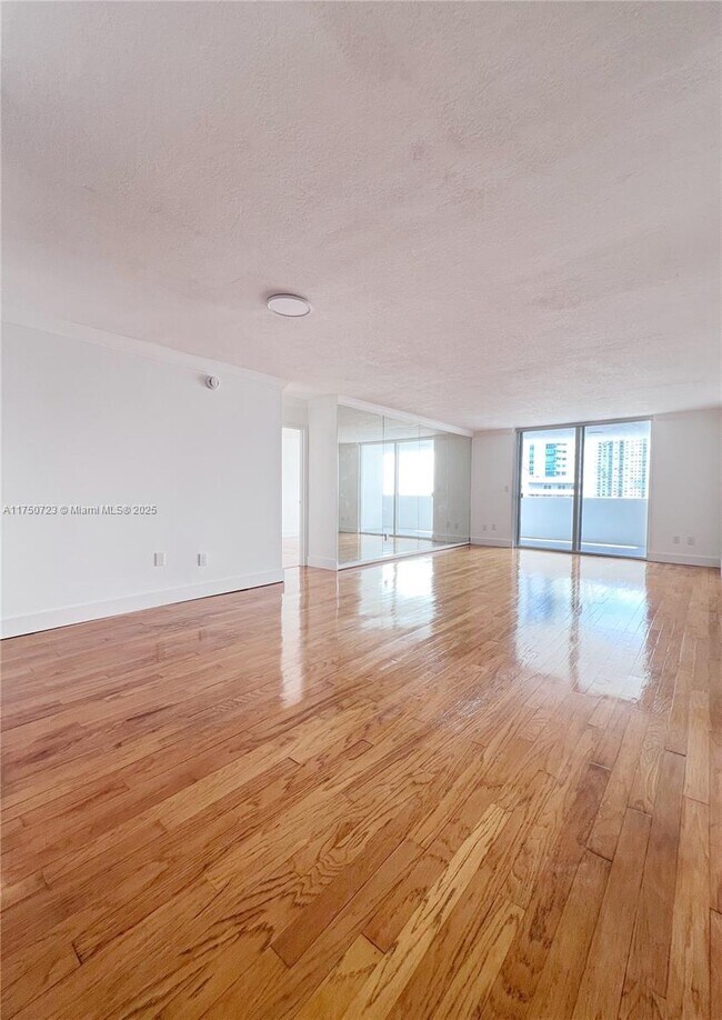 Building Photo - 1420 Brickell Bay Dr