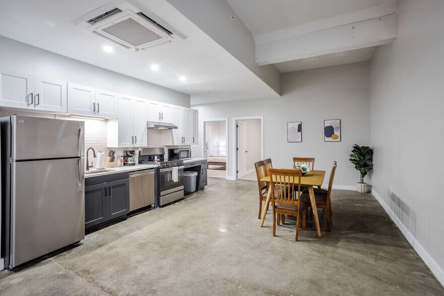 Building Photo - 205 W 4th St