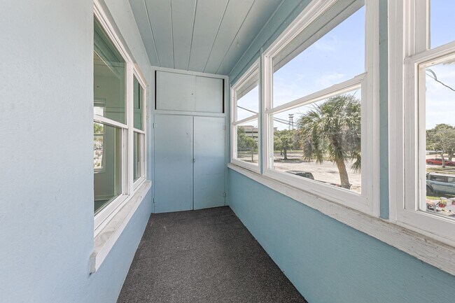 Building Photo - 1008 E Strawbridge Ave
