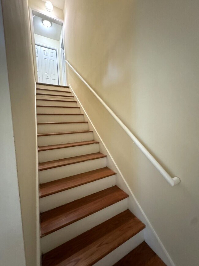 Building Photo - 4br House FOR RENT - less than 1 mile from campus - FALL 2026 PRELEASE