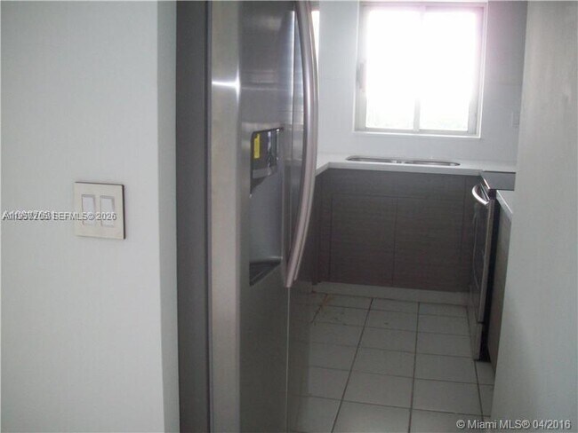 Building Photo - 1402 Brickell Bay Dr