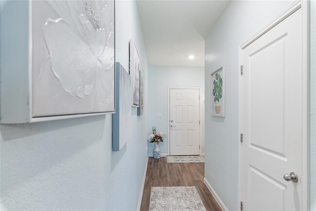 Building Photo - 204 Peony Ln.