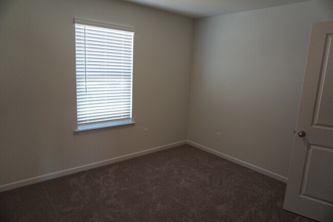 Building Photo - 602 Draymore Dr NE