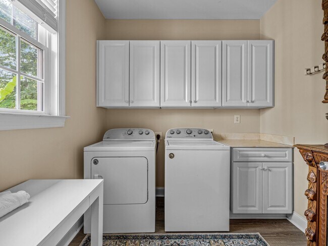 Building Photo - Beauty by the Water!