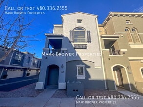 Building Photo - 2402 E 5th St