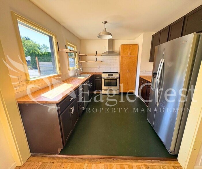 Building Photo - Charming 2 Bed, 2 Bath Home with Updated Kitchen & Outdoor Living Space