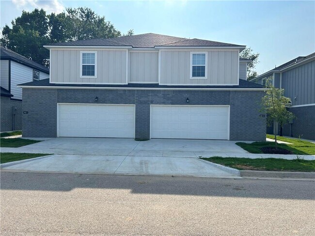 Building Photo - 915 S Benchmark Ln