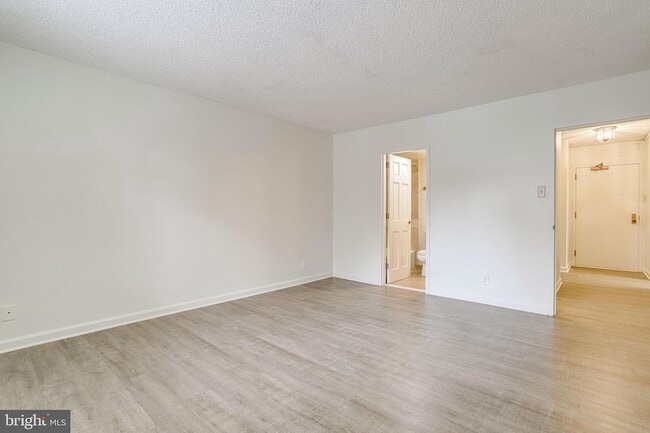 Building Photo - 3800 Fairfax Dr