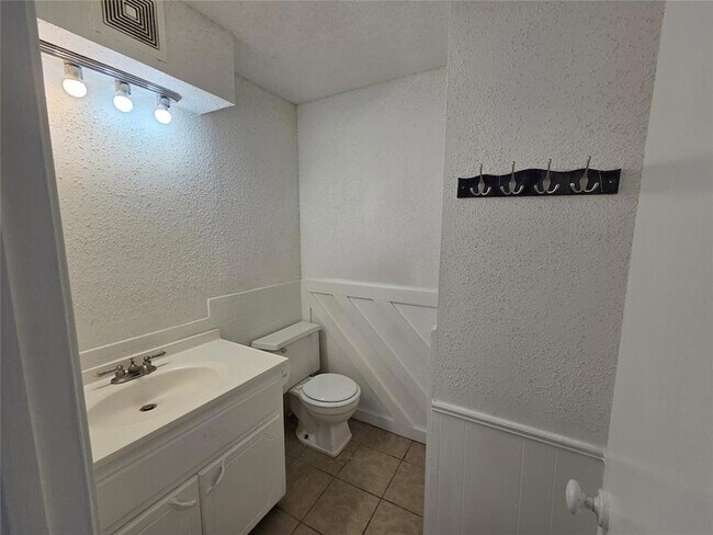 Building Photo - 401 SE 12th St