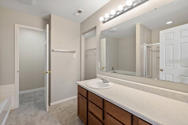 Building Photo - 898 Stonehurst Dr