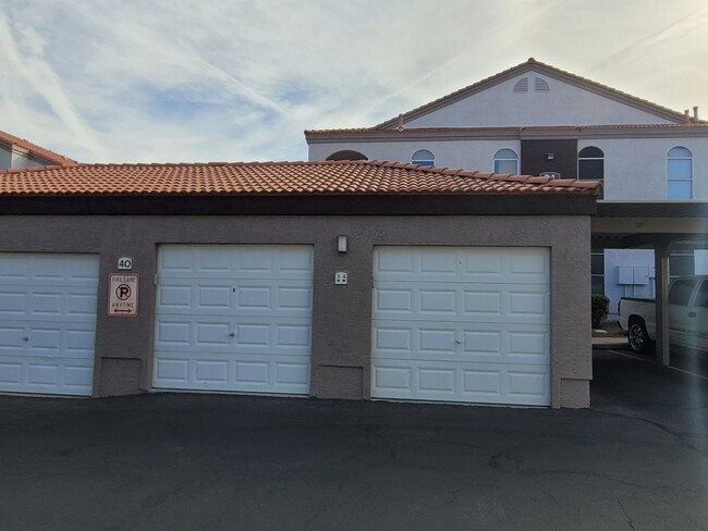 Building Photo - Gorgeous Henderson Condo with garage!