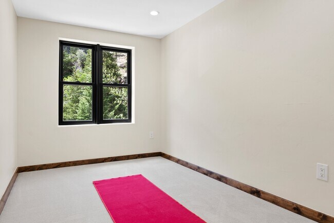 Building Photo - 205 Loop Dr