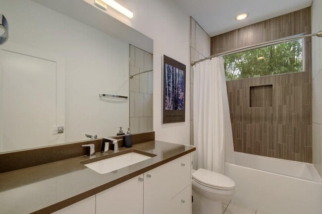 Building Photo - 804 W Oltorf St