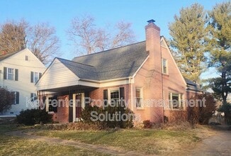 Building Photo - 127 College Cir