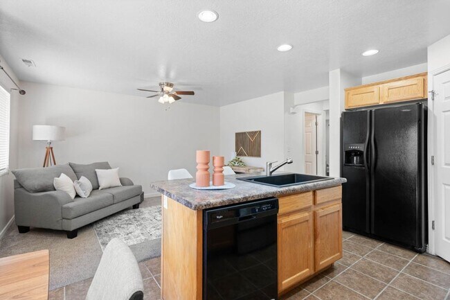 Building Photo - Beautiful 3 Bedroom Townhome In Hidden Valley Heights