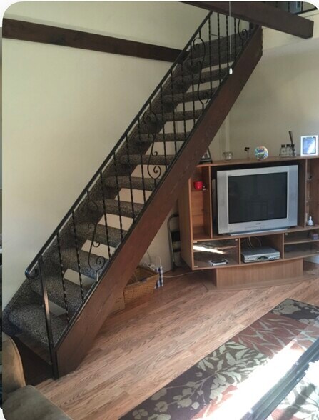 Stairway going to balcony and bedroom - 111 Arlington Rd