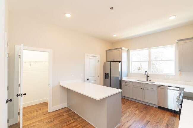Building Photo - Modern 4 Bedroom Townhome in Southside Chattanooga