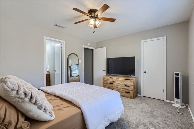 Building Photo - Charming 3/2/2 with Private Fenced Backyard!