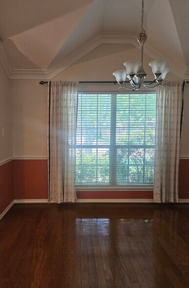 Building Photo - 8562 Robertson Dr