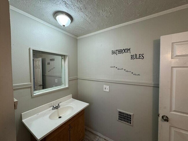 Building Photo - 14088 Roselawn St