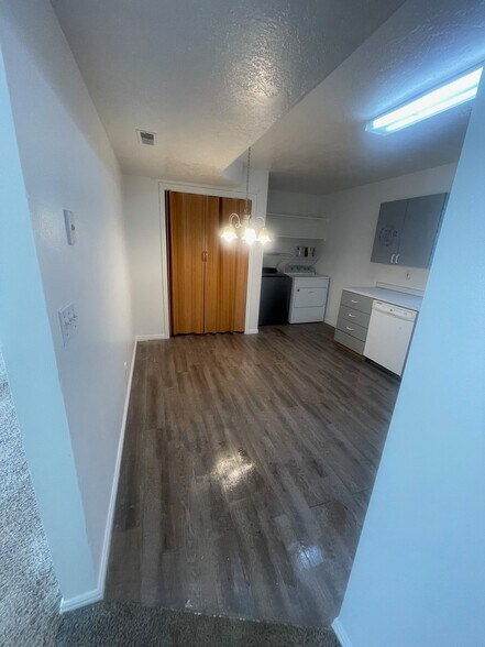 Building Photo - 266 W 750 S