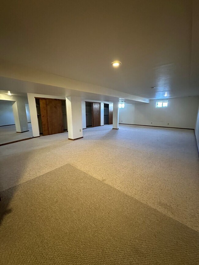 Building Photo - 5 bedroom 3 bathroom Sinlge Family House in Aurora