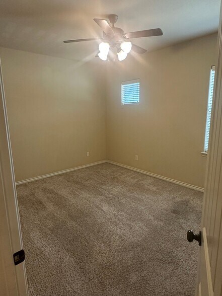 Building Photo - 406 Baby Bear Dr