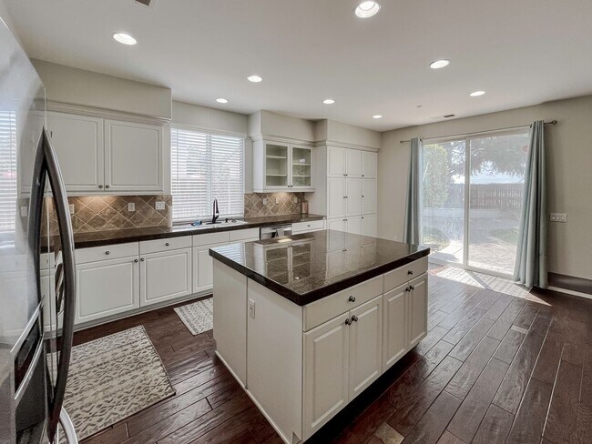 Building Photo - MUST SEE! Beautiful 3 bedroom + Loft + Office Space (or convert to 4th bedroom) + Large Backyard ...