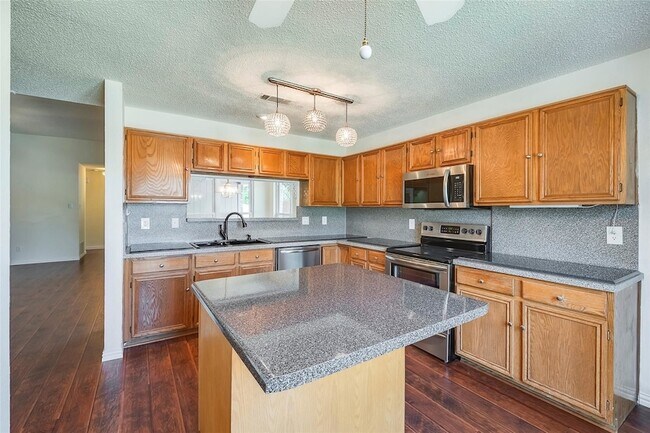 Building Photo - 6304 Brookcrest Dr