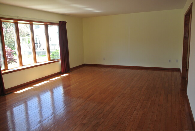 Building Photo - 302 Westwood Rd