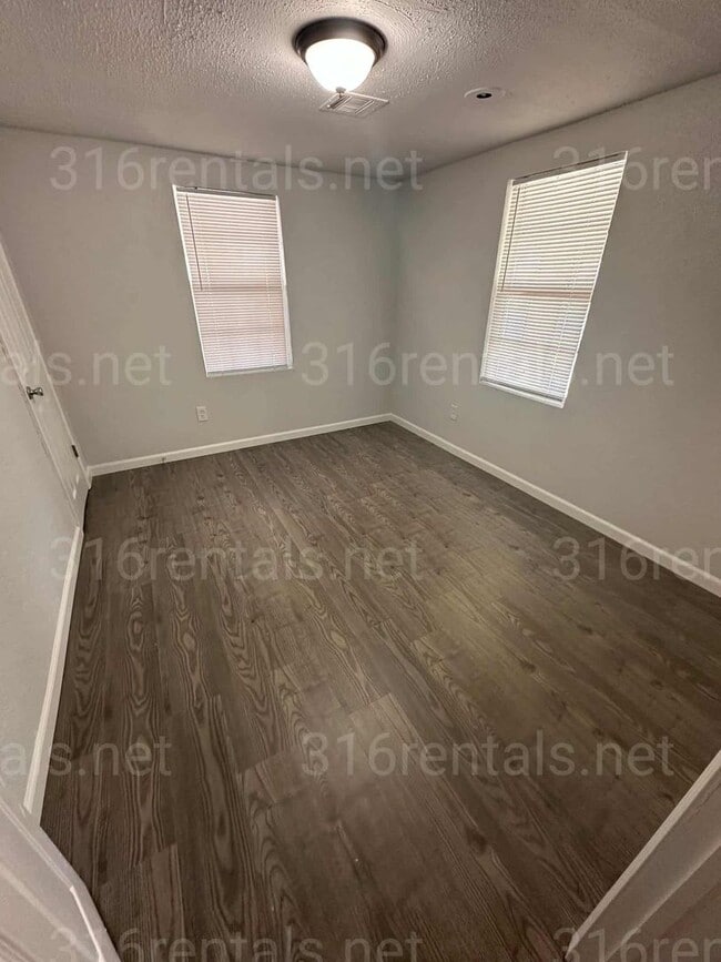Building Photo - 3352 N Park Pl