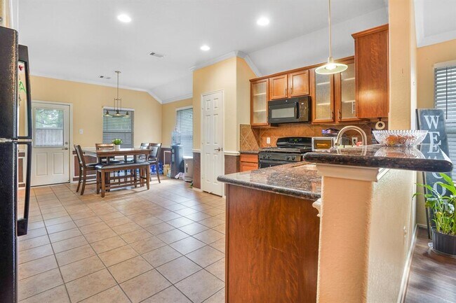 Building Photo - 10351 Whisper Bluff Dr