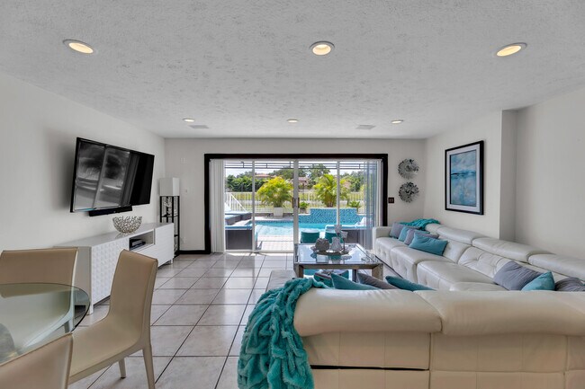Building Photo - 6362 Brava Way